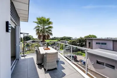 Image de Executive On Parkview - 3br modern family home