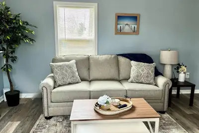 Image de Cozy Home in Oakland Beach Nearby Airport