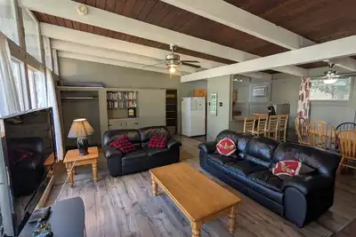 Image de Cozy Cottonwood Cabin at Falcon Lake –Walk to Beach, Shops, Activities & Trails!