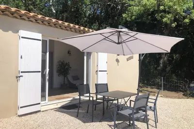 Image de Maison en pleine nature au milieu d’oliviers.