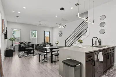 Image de Cozy 3bed/2. 5bath home only 10 minutes from Medical Center and Nrg stadium.