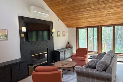 Image de Cozy Getaway near Lake & Skiing; 2 min walk to lake; 10 mins to Mohawk Mountain