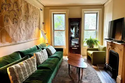 Image de Lush Brownstone Perfect for Family Stay