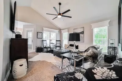 Image de Luxury 4br w/ King Bed | Fast Wi-Fi | Private Yard