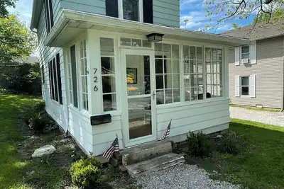 Image de Cherry On Top! 2-bedroom house in South Lakeside! Great porch and outdoor space!