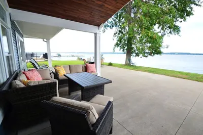 Image de Single Level Lakefront Paradise. Pool, Hot Tub, Kayaks and More. Sleeps 10 Adults