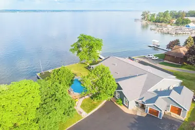 Image de Three Bedroom South Condo at our Lakefront Paradise. Pool, Hot Tub, Kayaks and more. (Sleeps 6 Adults)