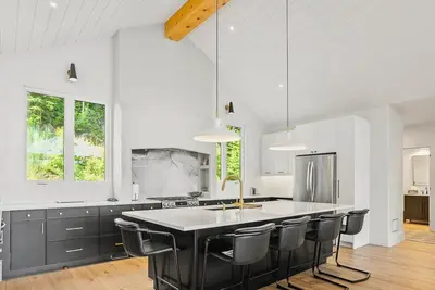 Image de Lakeside Retreat | 4br Cottage on Redstone Lake | Dock, Sunroom, Family-Friendly