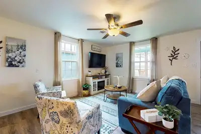 Image de Cozy house with full kitchen, hot tub, patio & Wifi, great central location