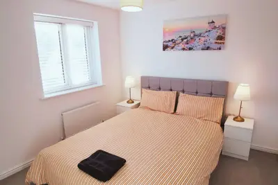 Image de Spacious 2 Bedroom House with parking
