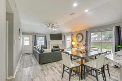 Image de Modern + Spacious: Family Home w/ Yard in Houston!