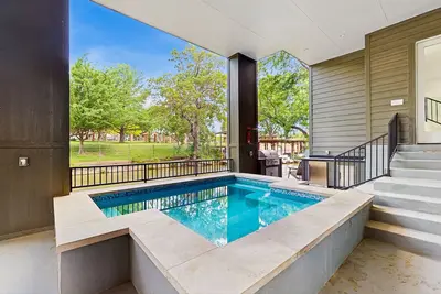 Image de Modern lakefront house with patio, Bbq, spacious living room and ping pong table