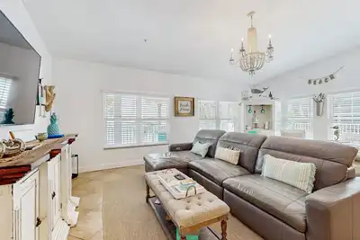 Image de Steps to Gulf beaches, family friendly condo with water views, shared pool, Ac