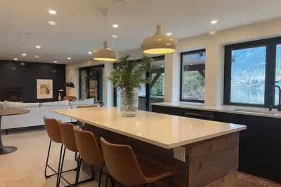 Image de The Lake House on Kootenay Lake-Private Sandy Lakefront Beach