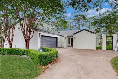 Image de Relaxing dog friendly home with deck and elegant kitchen - minutes to Downtown