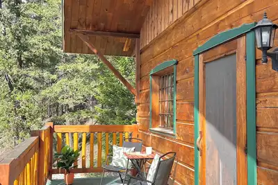 Image de Spacious Wood-Inspired Retreat | Sleeps 4 Comfortably