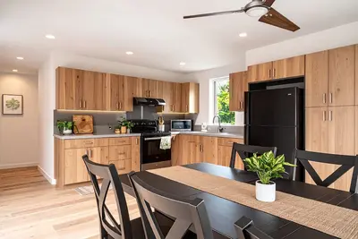 Image de \"Pineapple Perch\" | Fully Renovated | A/C in Every Room