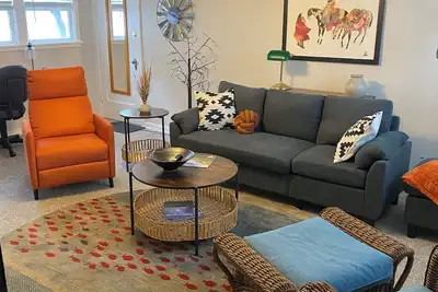 Image de Newly remodeled desirable Nw Hill home\nlower Apartment Walk to RoundUp/Downtown