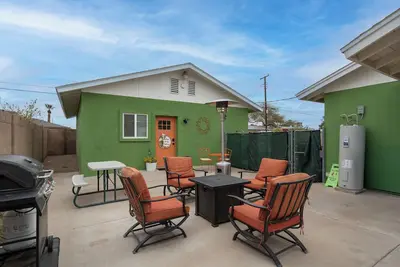 Image de Modern family-friendly 2br guesthouse with full kitchen and washer/dryer.