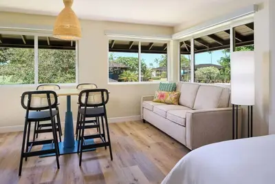 Image de Tranquil Garden Studio with Lanai, Resort Pools and Steps from the Shore