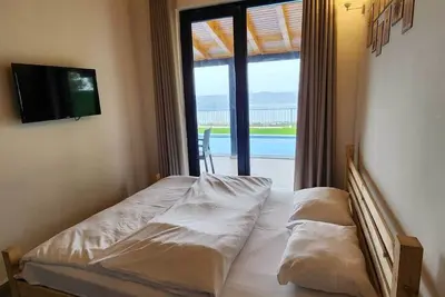 Image de 2+1 Wooden Villa for 5 People with Lake View - Heated Pool - Jacuzzi - Fireplace