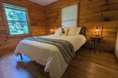 Image de Peaceful 2-bedroom cabin with hot tub, close to Smokies!