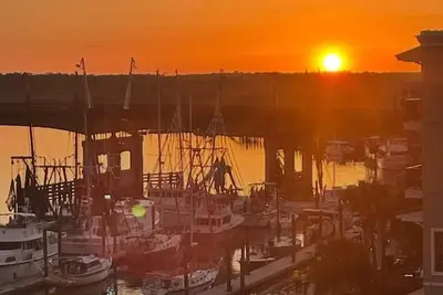 Image de Top Floor luxury 3-bedroom condo w/river and marsh views - Walk to dining.