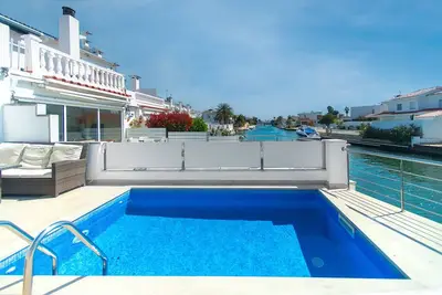 Image de Welcs Casa 242 Emp con piscina y vista al canal