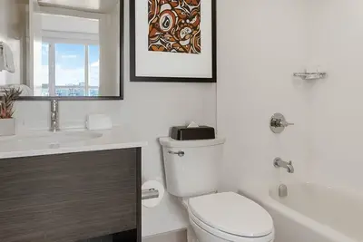 Image de Modern 2br Condo in central downtown with views