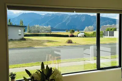 Image de Brand New 3-bedroom house with lake and mountain views, Ac, lots of TVs, Te Anau