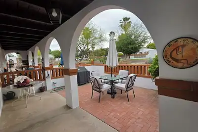 Image de Pool in front, Washer/Dryer and Patio w Grill - Walk to Farmer's Market.