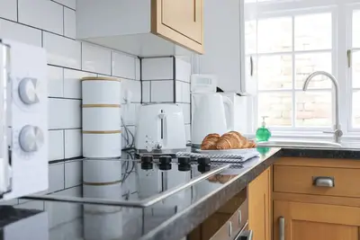 Image de Modern 2br House|Free Parking|Walk to Town & Train