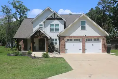Image de Enchanting Lakefront Haven / Massive Outdoor Space