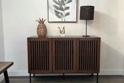 Image de Modern & Stylish 2-Bedroom Basement Suite