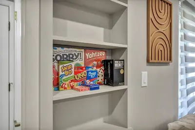 Image de Welcome to the Buckeye Bungalow, sleeps 8 with A/C, Wifi and games in Euclid