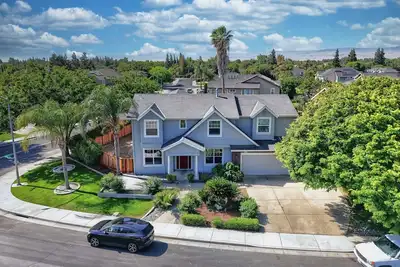 Image de “Sleek and Spacious Getaway” with Ac, WiFi, and more. Minimal stay one month.