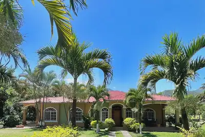 Image de Large and elegant house in front of El Canal Kayak, Los Naranjos, Lago de Yojoa!
