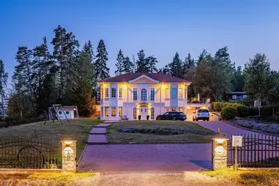 Image de A magical home out of the ordinary with a large plot and fantastic surfaces.