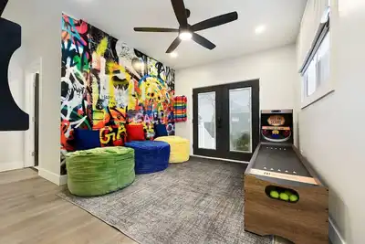 Image de ★ HostWise Stays ★ Hot Tub Haven | Fire Pit, Games & Backyard Fun