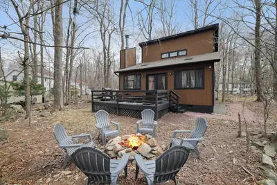 Image de 3br Home w/ Outdoor Fun~Lake~Fire Pit~Games~Grill