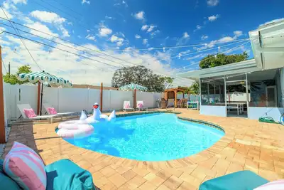 Image de Playcation~Putt Putt~Pool~Tiki Bar~Game Room