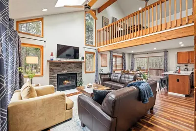 Image de Rustic-Chic Escape w/ Hot Tub, Fireplace & Nature Views | Pine Woods Loft