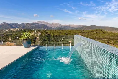 Image de Maison de vacances moderne à Buger avec piscine