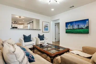 Image de Atx 4br Gem@ SoCo| Sleeps10 w/ Cloud Beds & Fenced Yard, Mints to Dtwn ❤️