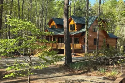 Image de Stunning Sml lakefront cabin: luxurious finishes, spacious rooms, wraparound deck, easy dock access. Family-friendly with toys, media room, serene views!