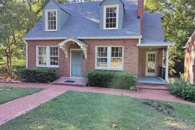 Image de Historic Mayor`s Manor | 2 King Bds • Fenced Yard