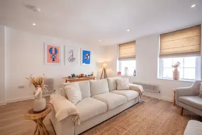 Image de Stylish Coastal Living in the Heart of Dartmouth