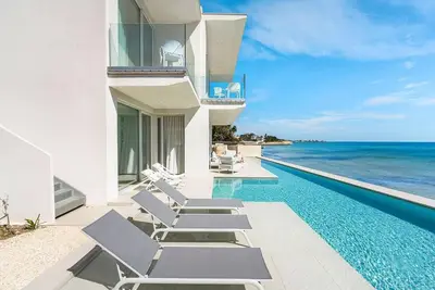 Villa Carissima - Private seafront villa with pool