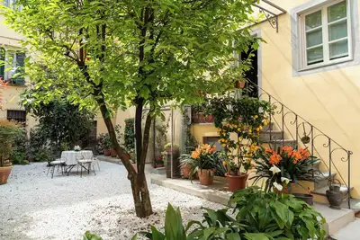 Dimora Paolina charming villa with secret garden, in the historical center of Lucca