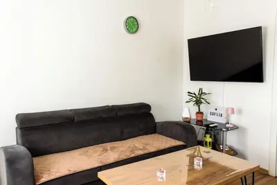 Image de Spacious 2-bedroom Apartment w/ Balcony & Free Parking – Ideal for Long Stays